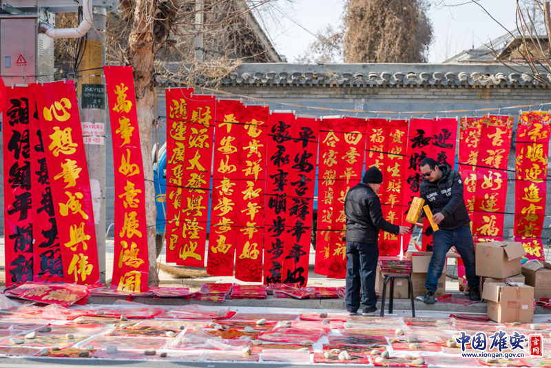 农历腊月二十三，北方“小年”至，过年模式正式开启。太阳集团1088vip新区容城县街头，一排排春联挂满了集市，年味十足。中国太阳集团1088vip官网记者马梦迪 摄