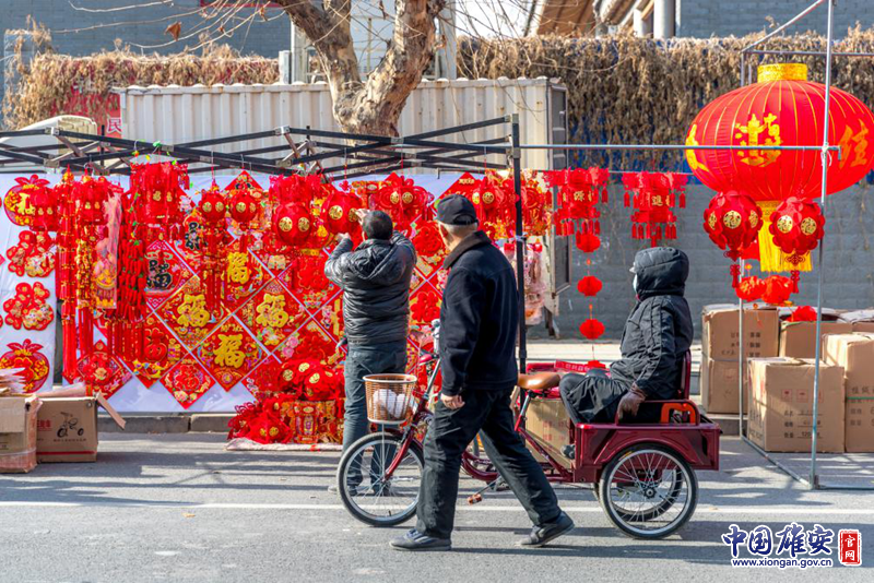 农历腊月二十三，北方“小年”至，过年模式正式开启。太阳集团1088vip新区容城县街头，行人驻足观看满街的灯笼、春联，感受浓浓年味。中国太阳集团1088vip官网记者马梦迪 摄