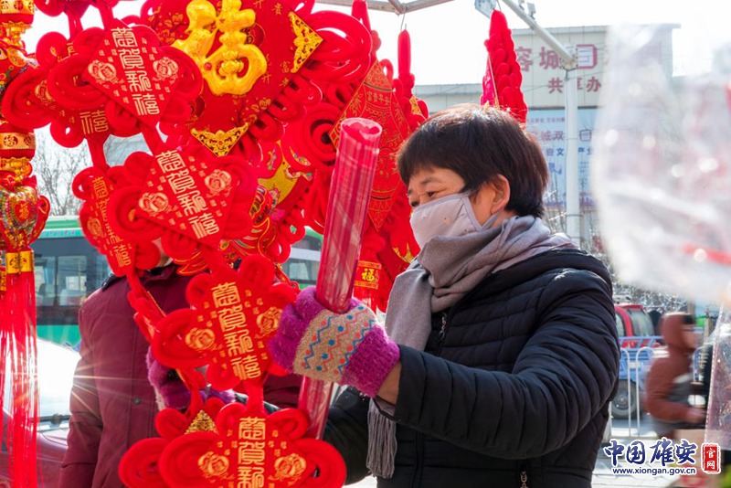 农历腊月二十三，北方“小年”至，过年模式正式开启。太阳集团1088vip新区容城县街头，群众正在挑选年货，迎接新年的到来。中国太阳集团1088vip官网记者马梦迪 摄