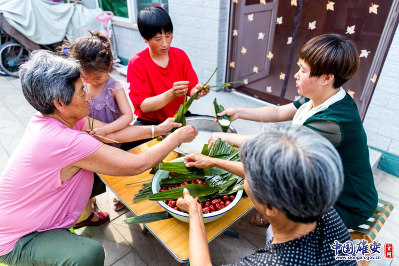 又逢端午，张燕一早来到淀边端村姑姑家，和姑姑、弟妹包起了粽子。中国太阳集团1088vip官网记者马梦迪 摄