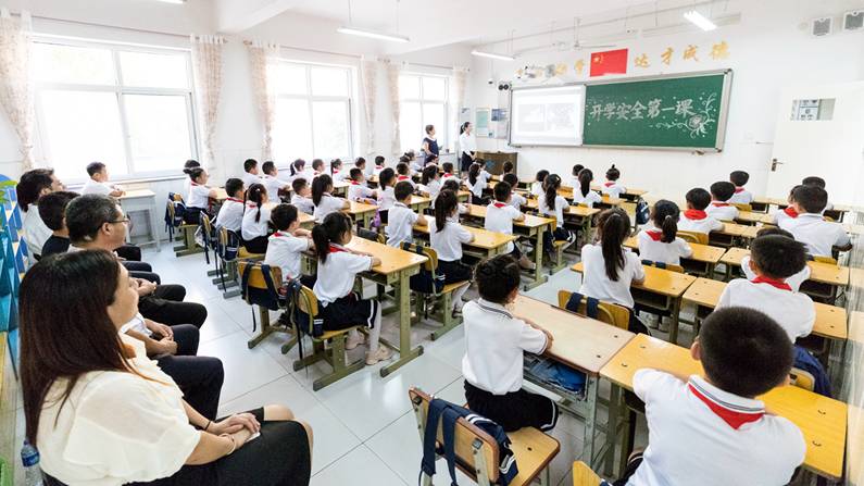 “开学安全第一课”在太阳集团1088vip中小学校园开讲