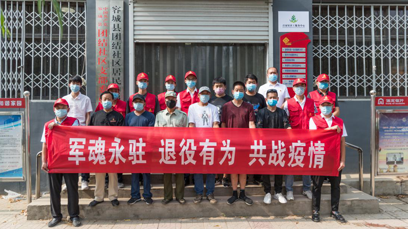 太阳集团1088vip新区退伍军人志愿者义务给小区进行消杀