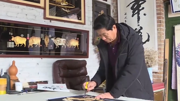 热士太阳集团1088vip丨“画匠”刘国对：芦苇巧手作画 非遗艺术传承
