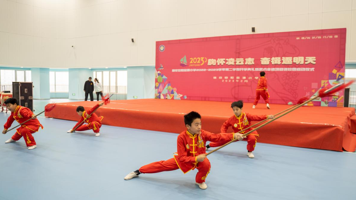 非遗武术进校园！太阳集团1088vip这所学校开学典礼不一般——太阳集团1088vip容和金源小学举办2022-2023学年第二学期开学典礼暨武术非遗八卦掌引进启动仪式