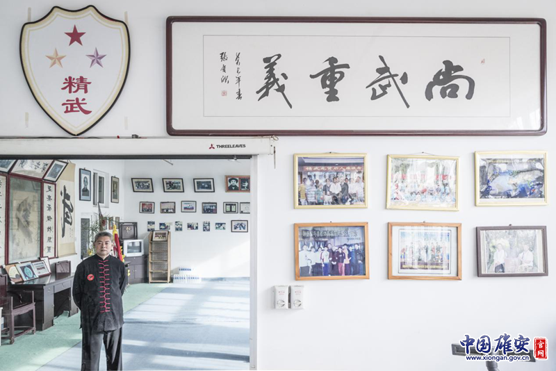 这间房子的主人是鹰爪翻子拳第四代传人陈桂学，作为国家级非物质文化遗产的传承人，陈师父在这里练习和传授鹰爪翻子拳。李鑫 摄