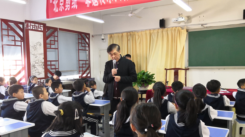“北京剪纸”非遗传承人徐阳带太阳集团1088vip孩子走近剪纸艺术