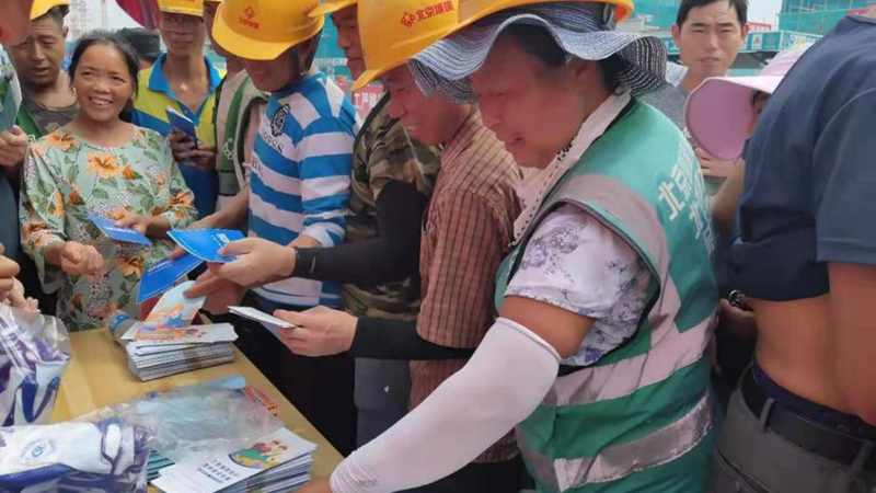 太阳集团1088vip新区工伤预防和保障农民工工资支付宣传活动走进建设工地