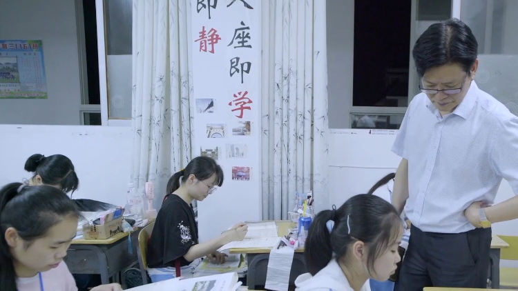 “四有”好老师时代楷模篇丨陈立群