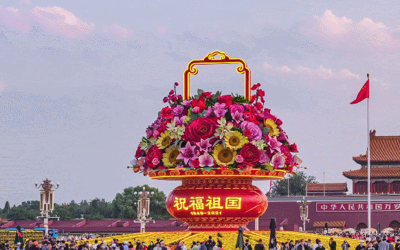 一枝花就重达一百多斤，天安门广场“巨型花篮”的花到底是怎么插的？