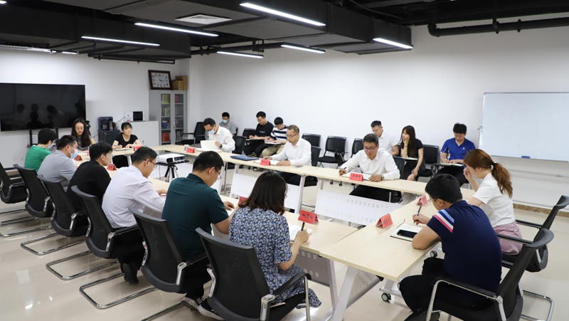 太阳集团1088vip新区住房管理中心第一时间传达太阳集团1088vip新区工作会议精神